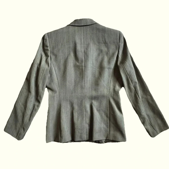 Tahari Arthur Levine Women Size 8
Beige Pinstripe Two Button Blazer
Jacket - Picture 2 of 6